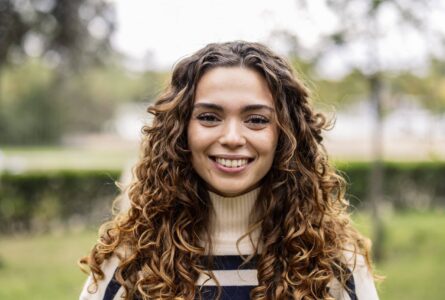 Léa, experte en gestion et marketing